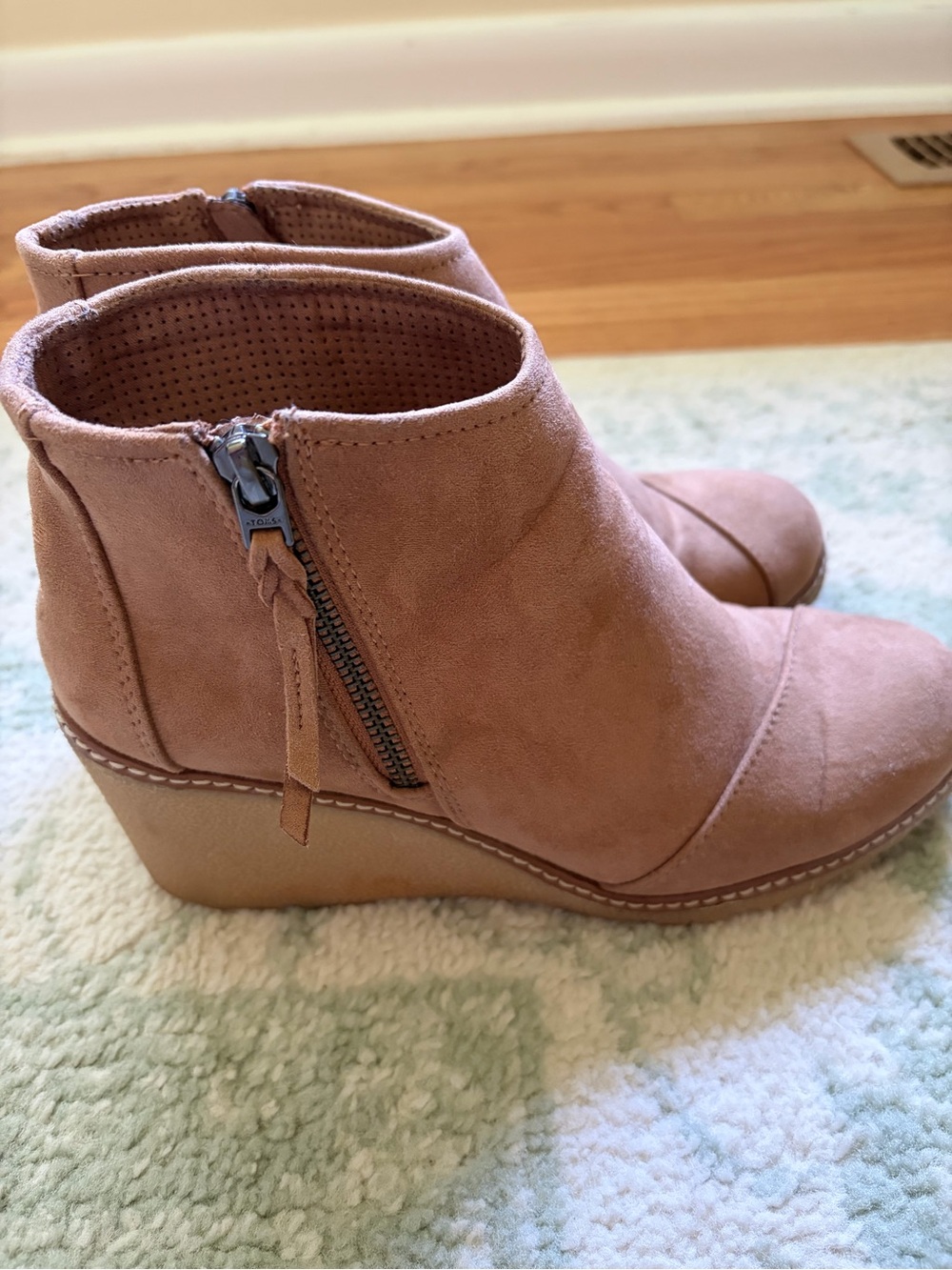 Classic Toms Wedge Chelsea Boots in Brown